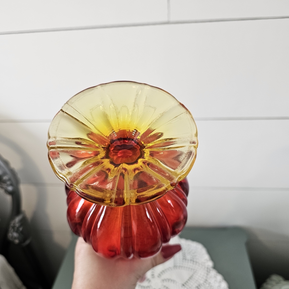 Elegant "Vintage" L.E. Smith Red Swung Glass Vase - Picture 10 of 15
